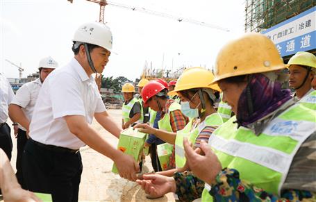 蒙胜益带队到柳江中医医院整体搬迁项目“送清凉”