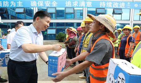 侯立林到冶建公司项目开展“送清凉”慰问